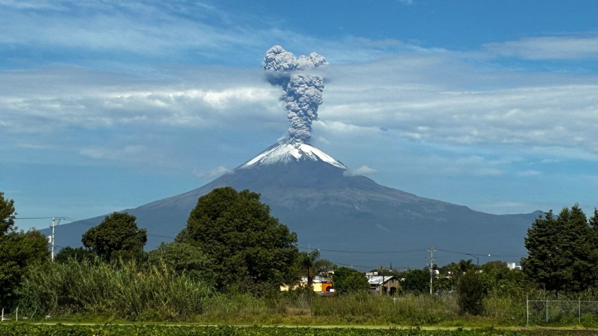 Fumarola del Volcán Popocatépetl vista desde Puebla.