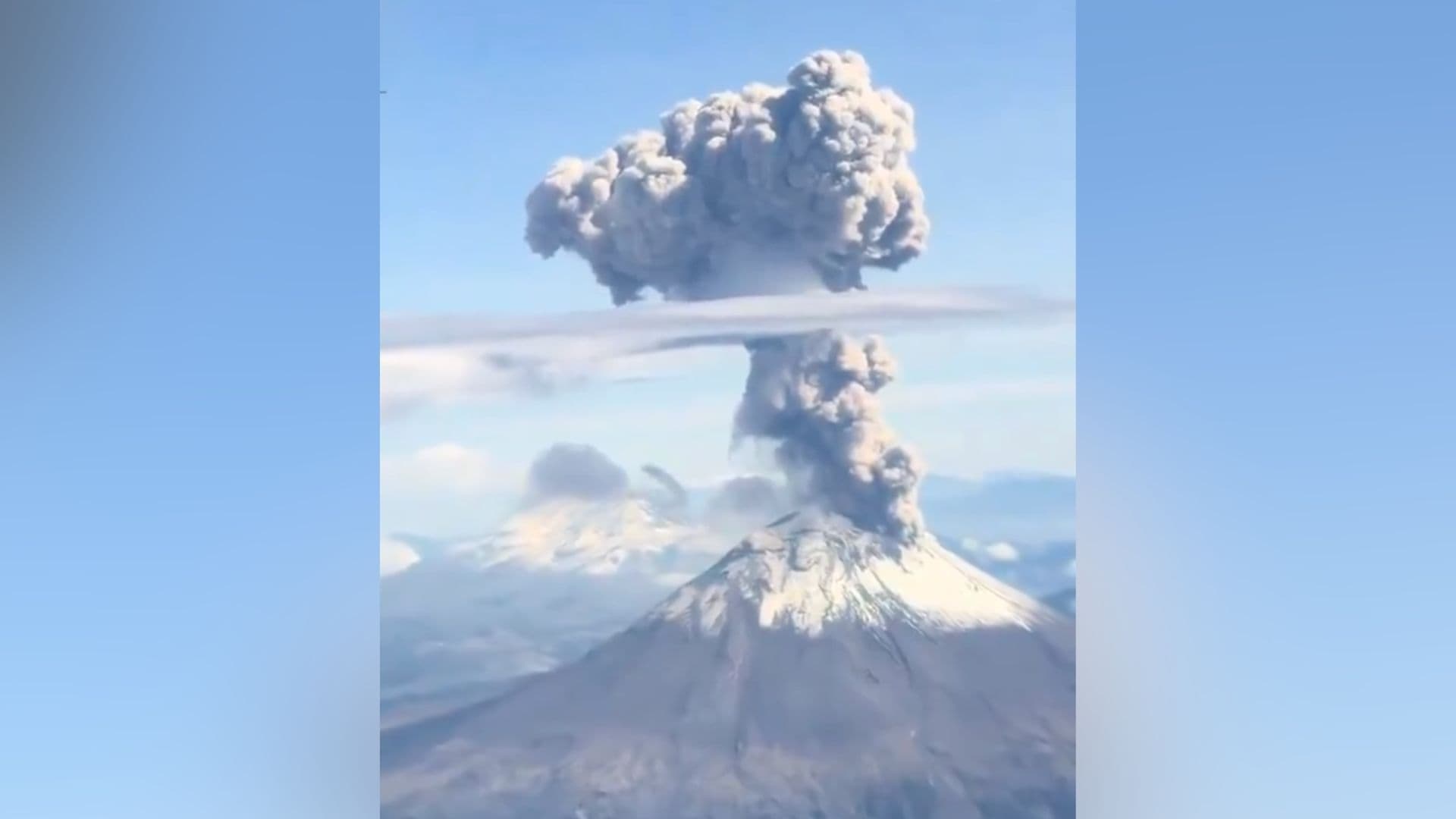 Fumarola Emitida Volcán Popocatépetl Captada Avión Puebla 24 Agosto 2026