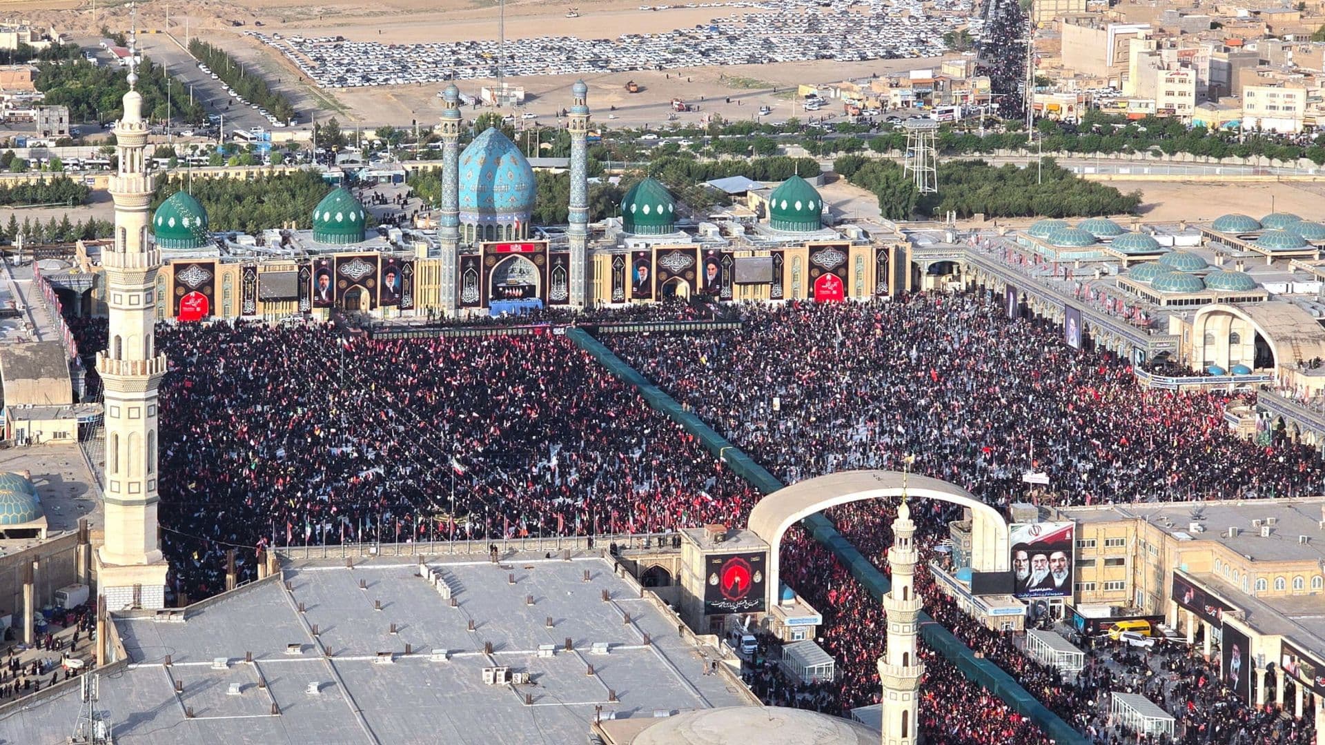 Miles asisten a los funerales del líder supremo de Irán, Alí Jamenei, en la mezquita de Jamkaran, en Qom, Irán. Julio 7, 2026.