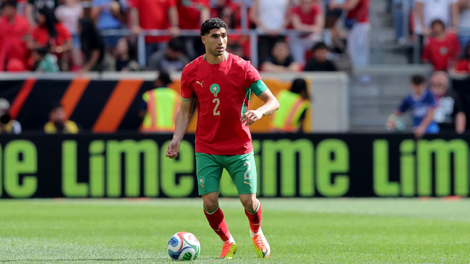Achraf Hakimi, quien juega para el club París Saint-Germain, es habitualmente convocado por la Selección de Marruecos.