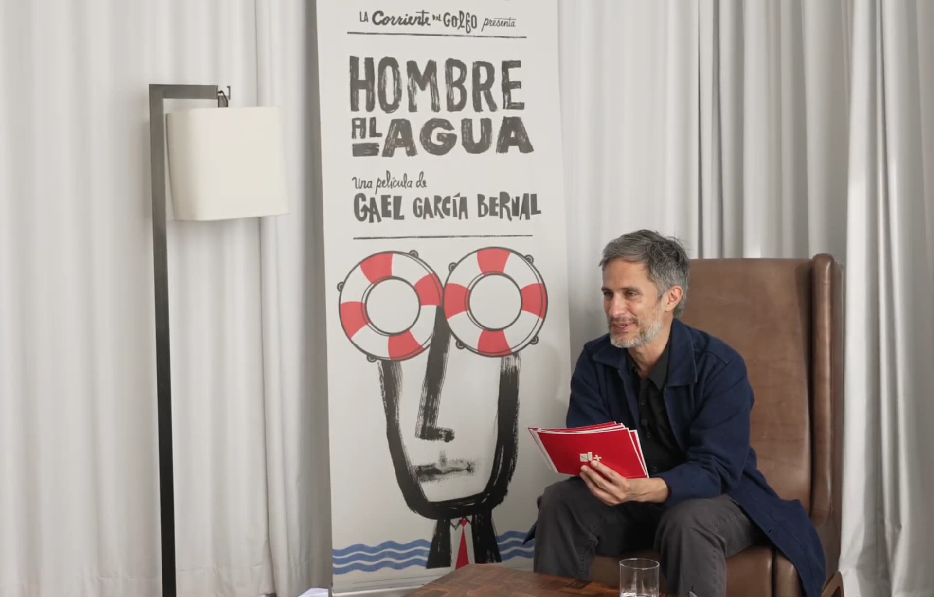 Gael García Bernal a su paso por la alfombra roja de la película "Hombre al agua". Foto: N+
