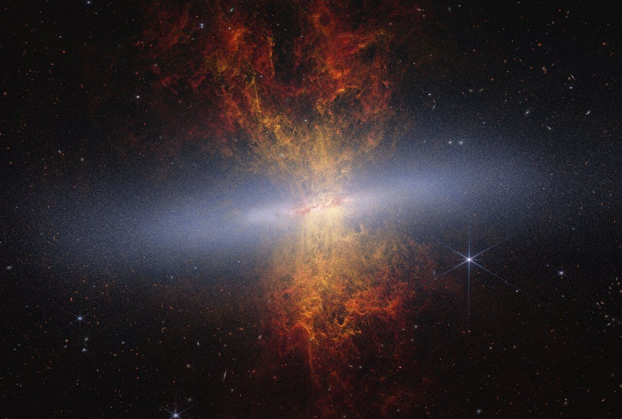 Galaxia del cigarro captada por el telescopio James Webb