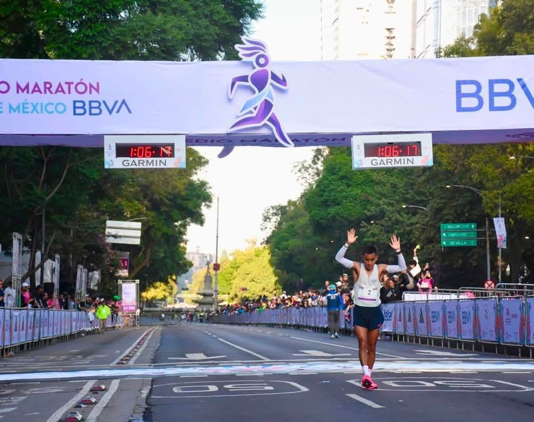 Jorge Luis Cruz Pérez, ganador del tercer lugar del Medio Maratón de CDMX 2026