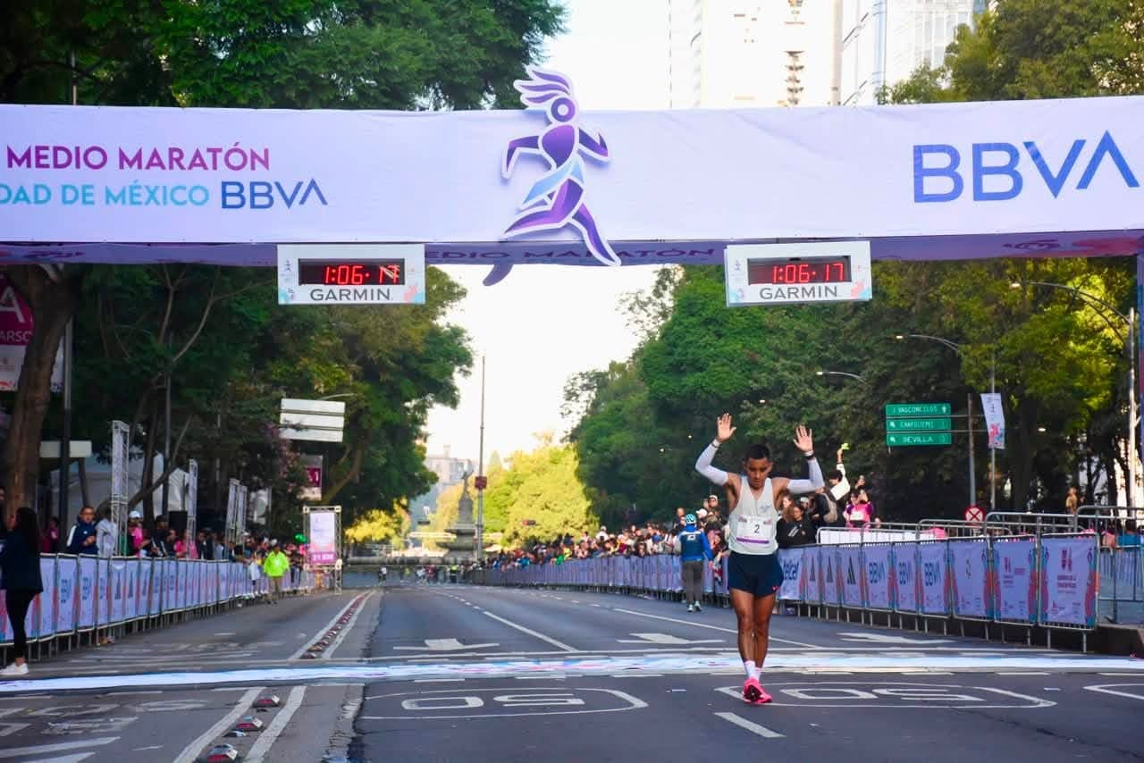 Jorge Luis Cruz Pérez, ganador del tercer lugar del Medio Maratón de CDMX 2026