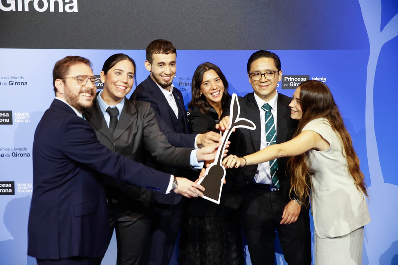 Los ganadores de los Premios Princesa de Girona 2026 posan tras la ceremonia celebrada en el Gran Teatro del Liceu de Barcelona; entre ellos, el astrofísico mexicano José Eduardo Méndez