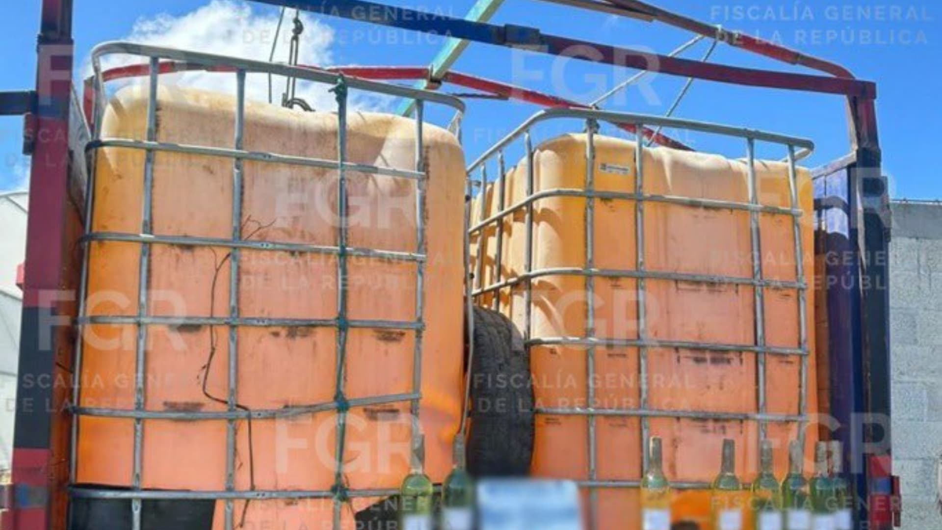 Recuperan combustible almacenado en inmueble de Chignahuapan, Puebla.