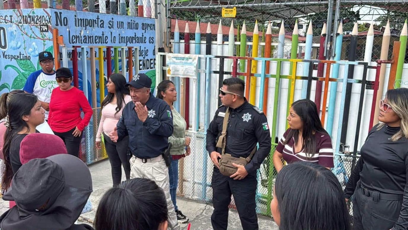 Protesta de padres de familia contra gasolinera cerca de un preescolar en Puebla.