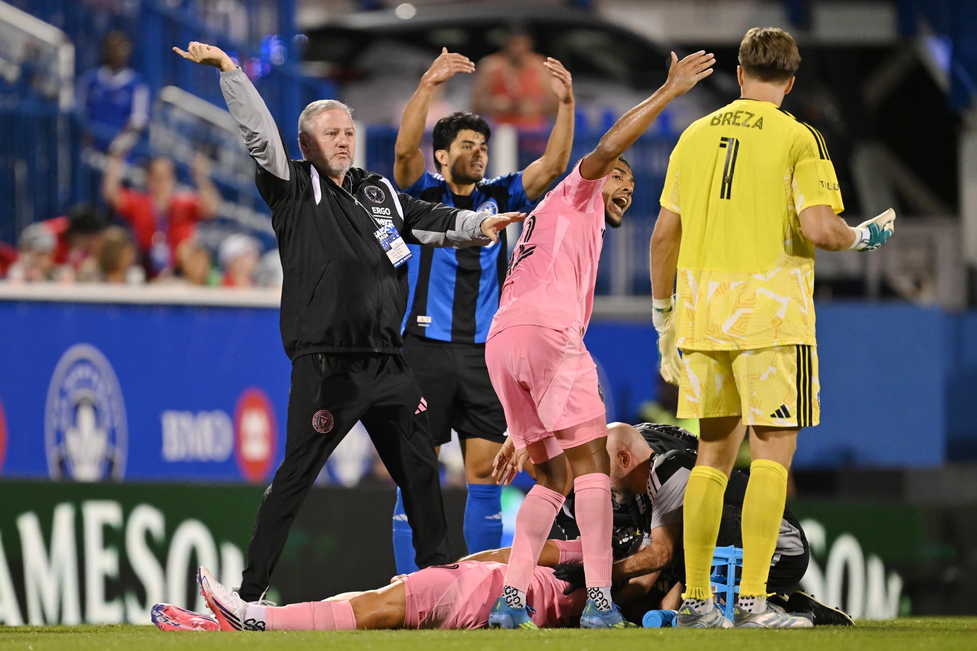 Germán Berterame recibe atención médica durante un partido con el Inter Miami