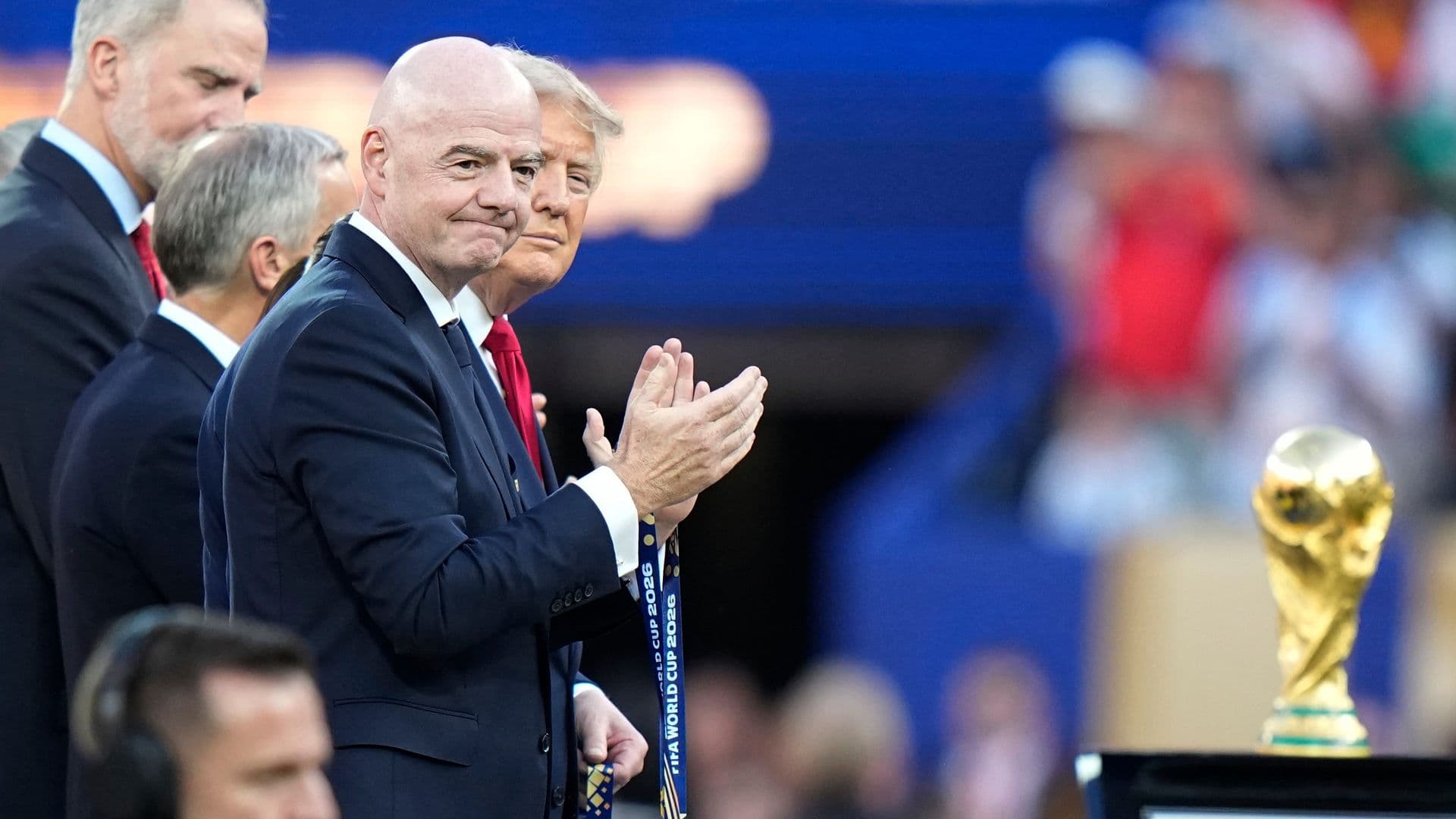 Gianni Infantino y Donald Trump durante entrega de medallas luego de la final del Mundial 2026.