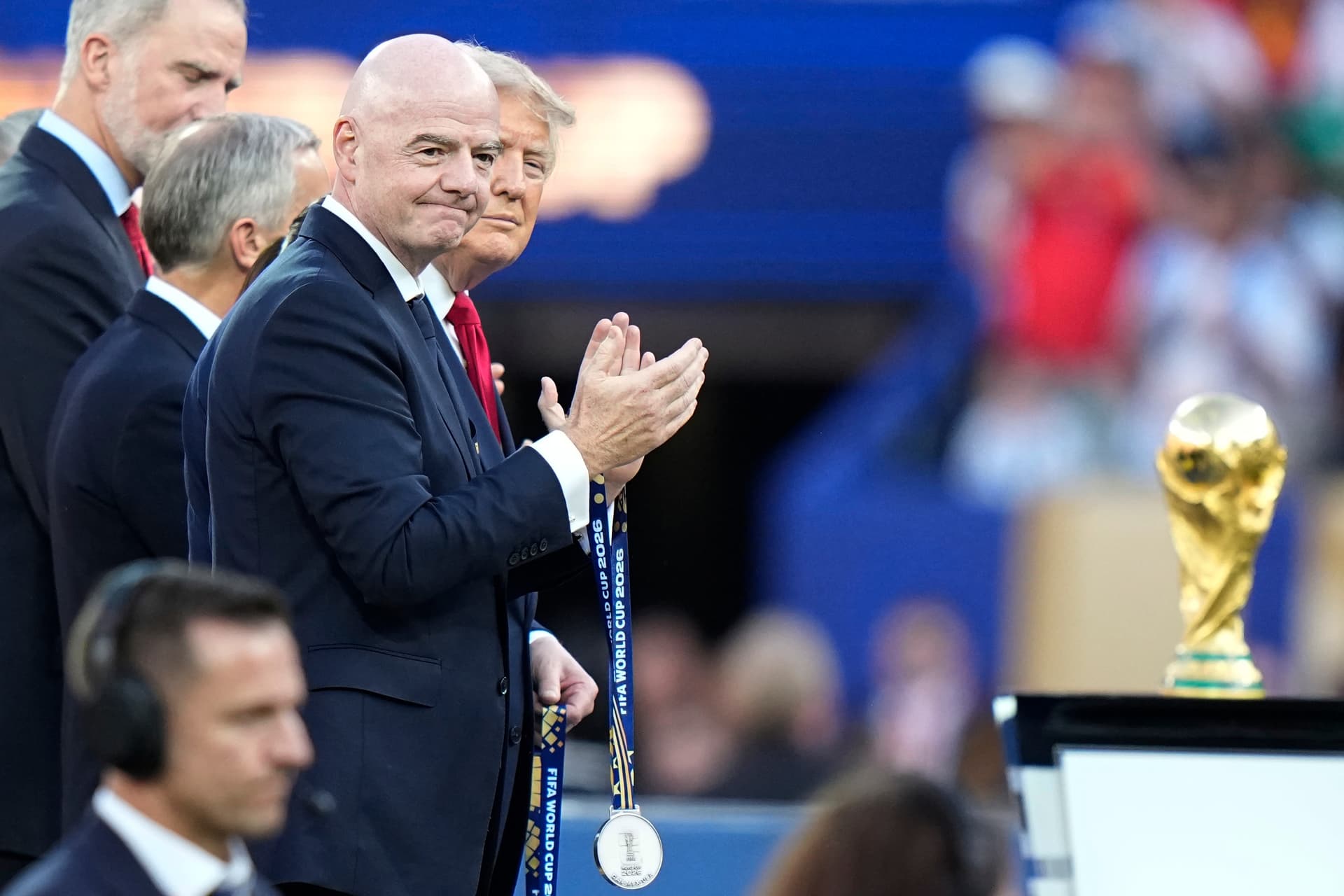 Gianni Infantino y Donald Trump durante entrega de medallas luego de la final del Mundial 2026.