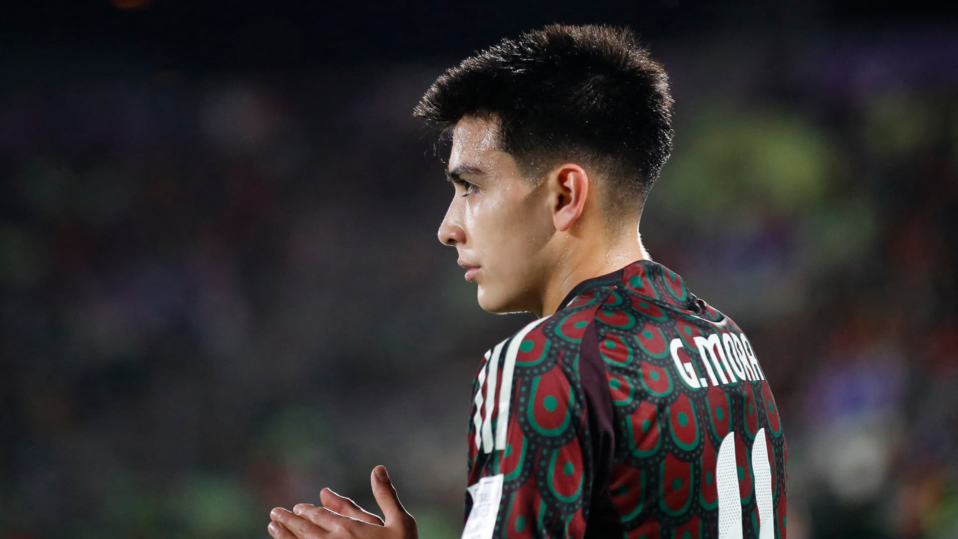 Gilberto Mora durante un partido con la Selección Mexicana