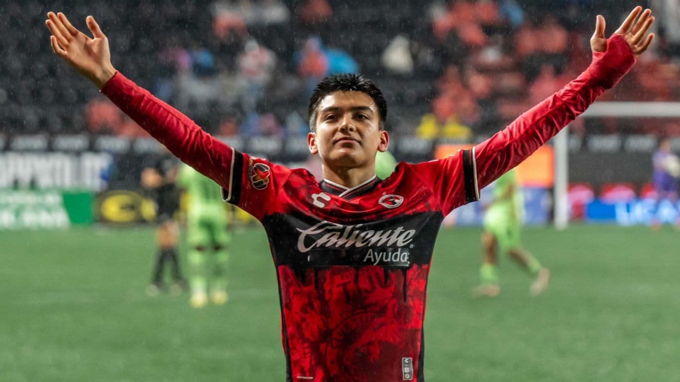 Gilberto Mora durante un partido de Liga MX con Tijuana