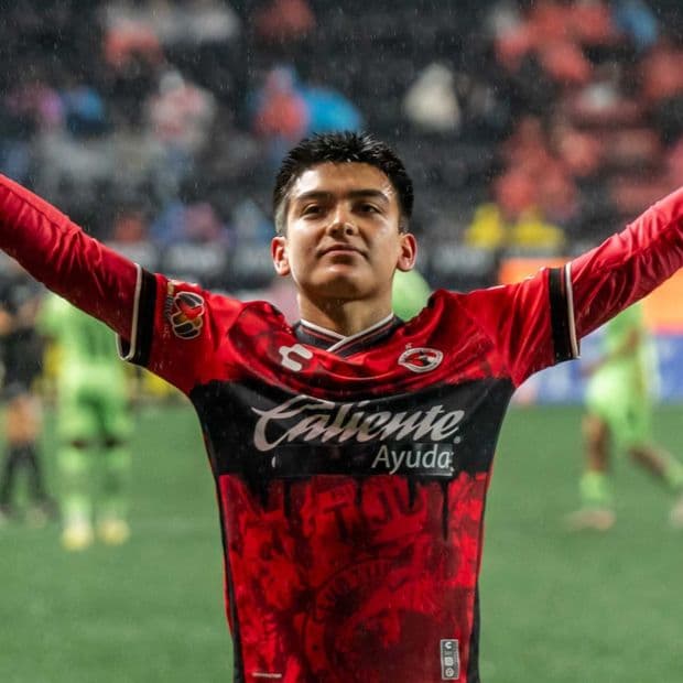 Gilberto Mora durante un partido de Liga MX con Tijuana