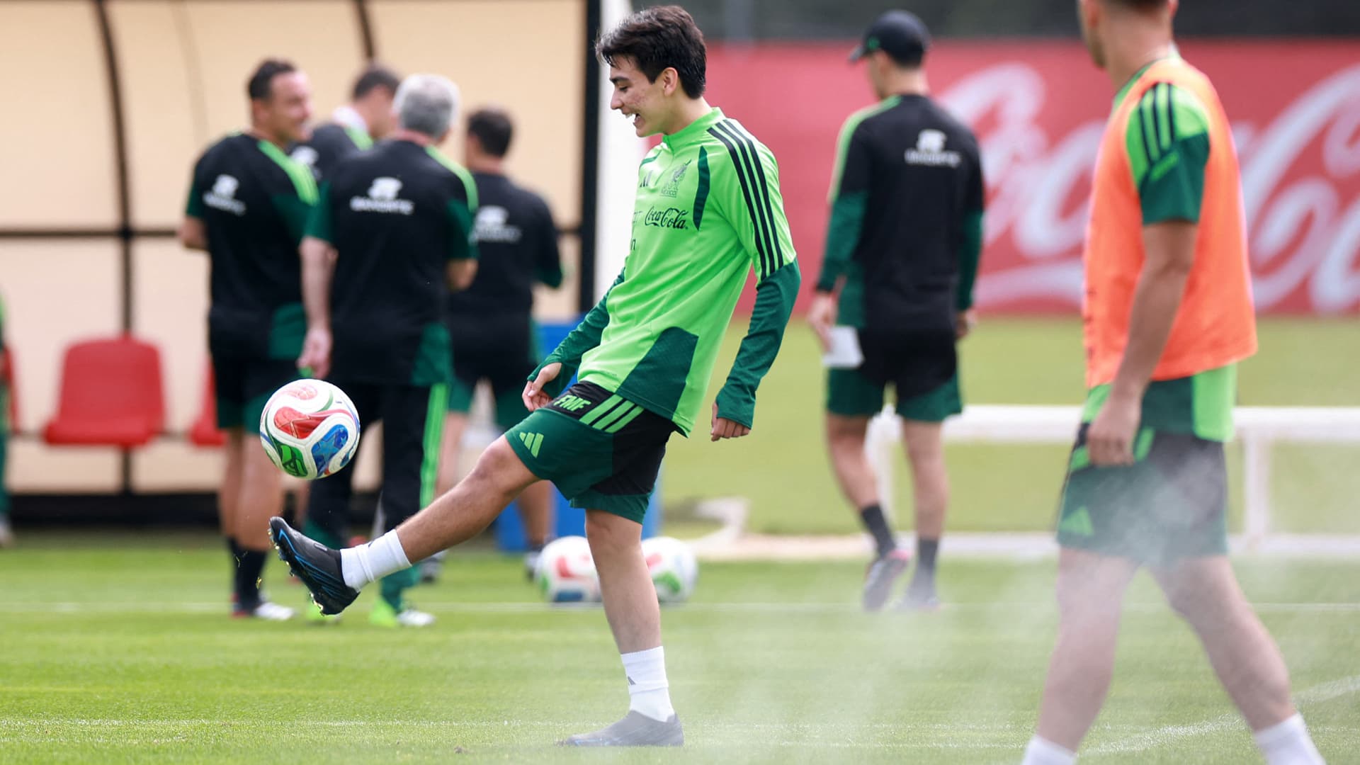 Gilberto Mora durante un entrenamiento con la Selección Mexicana