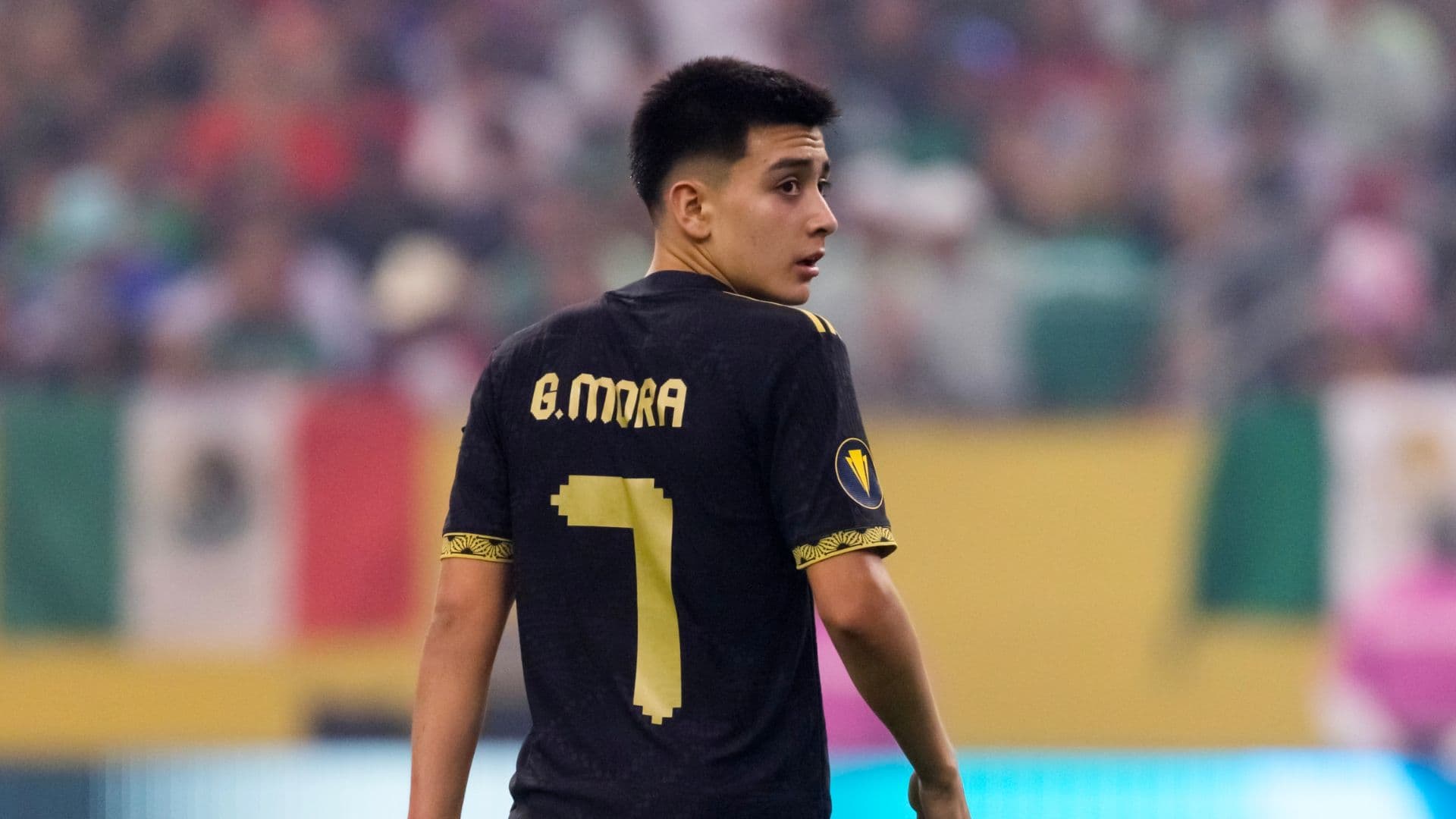 Gilberto Mora durante un partido con la Selección Mexicana