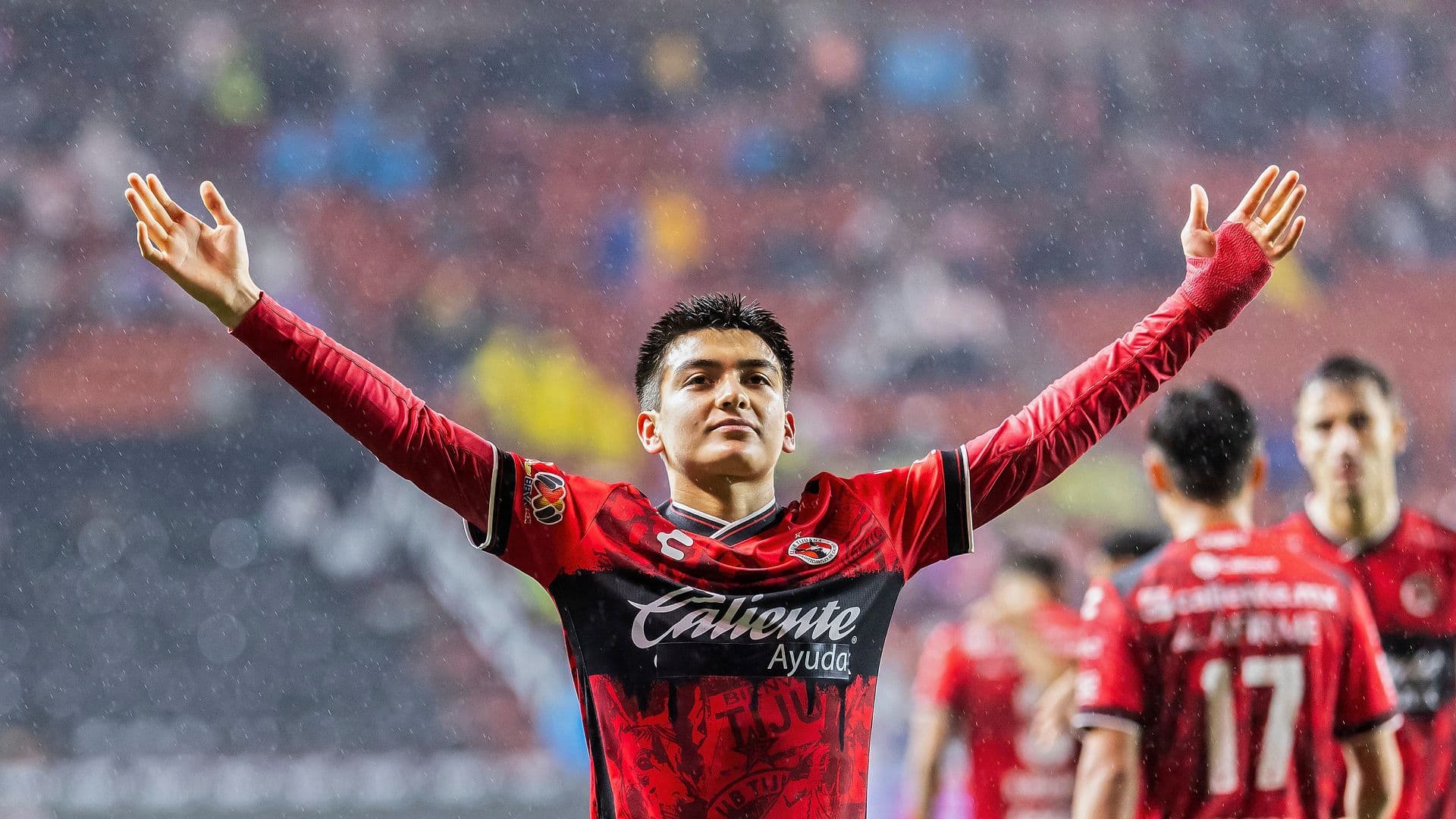 Gilberto Mora durante un partido de Liga MX con Tijuana