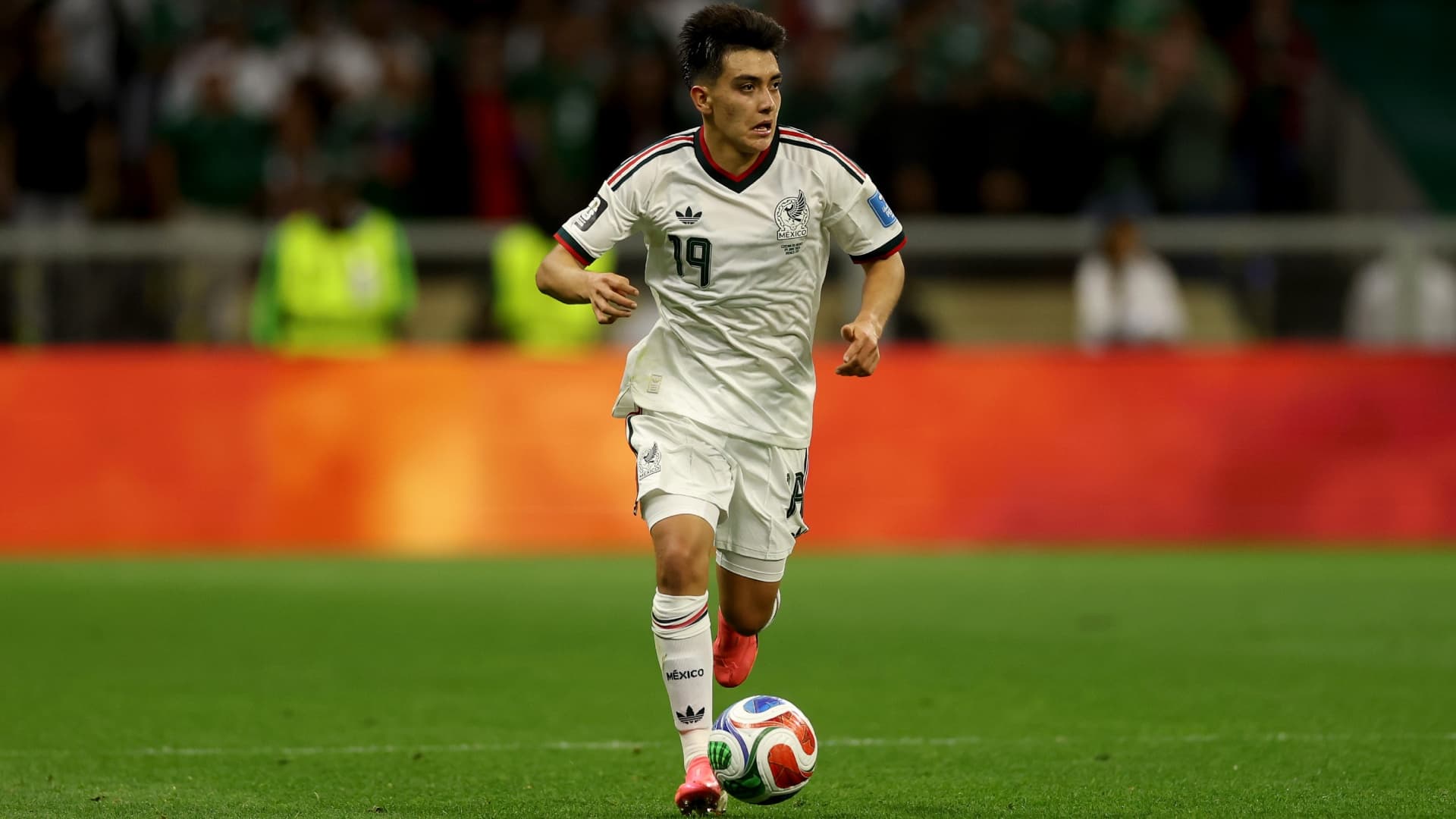 Gilberto Mora ya juega con la Selección mayor de México pese a que sólo tiene 17 años de edad
