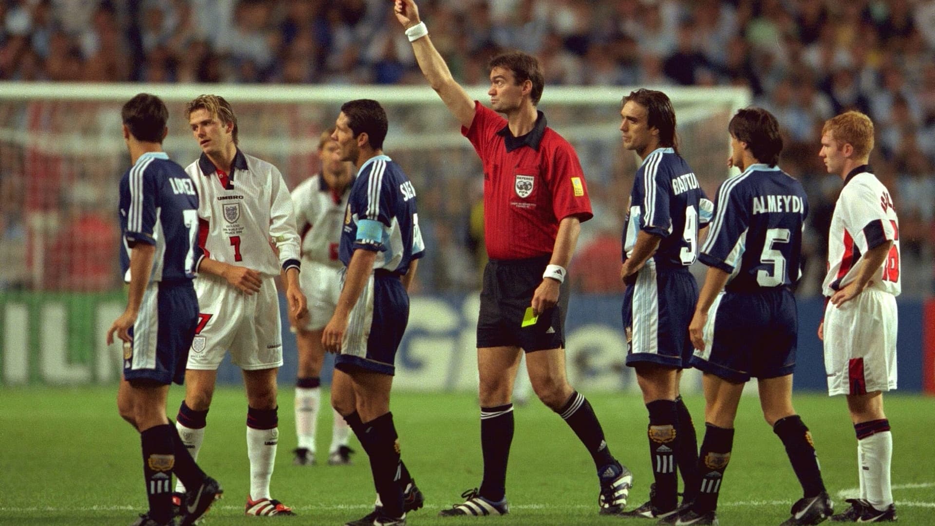 David Beckham de Inglaterra es expulsado por el árbitro Kim Milton Nielsen por represalias contra Diego Simeone de Argentina en Mundial 1998. Foto: Reuters