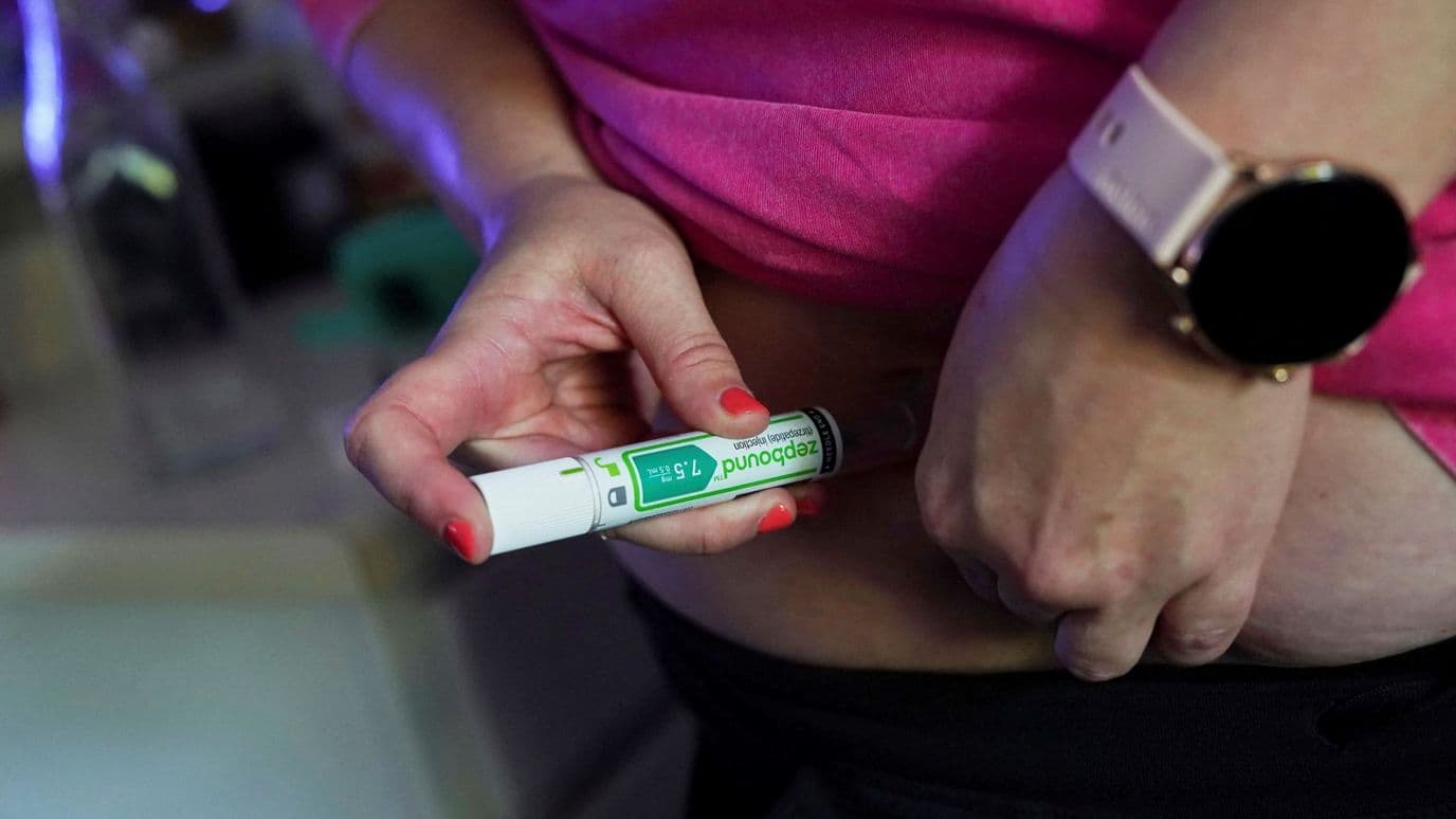 Mujer se inyecta un fármaco para perder peso de tipo GLP-1, en EUA, en julio 2026. Foto: Reuters | archivo
