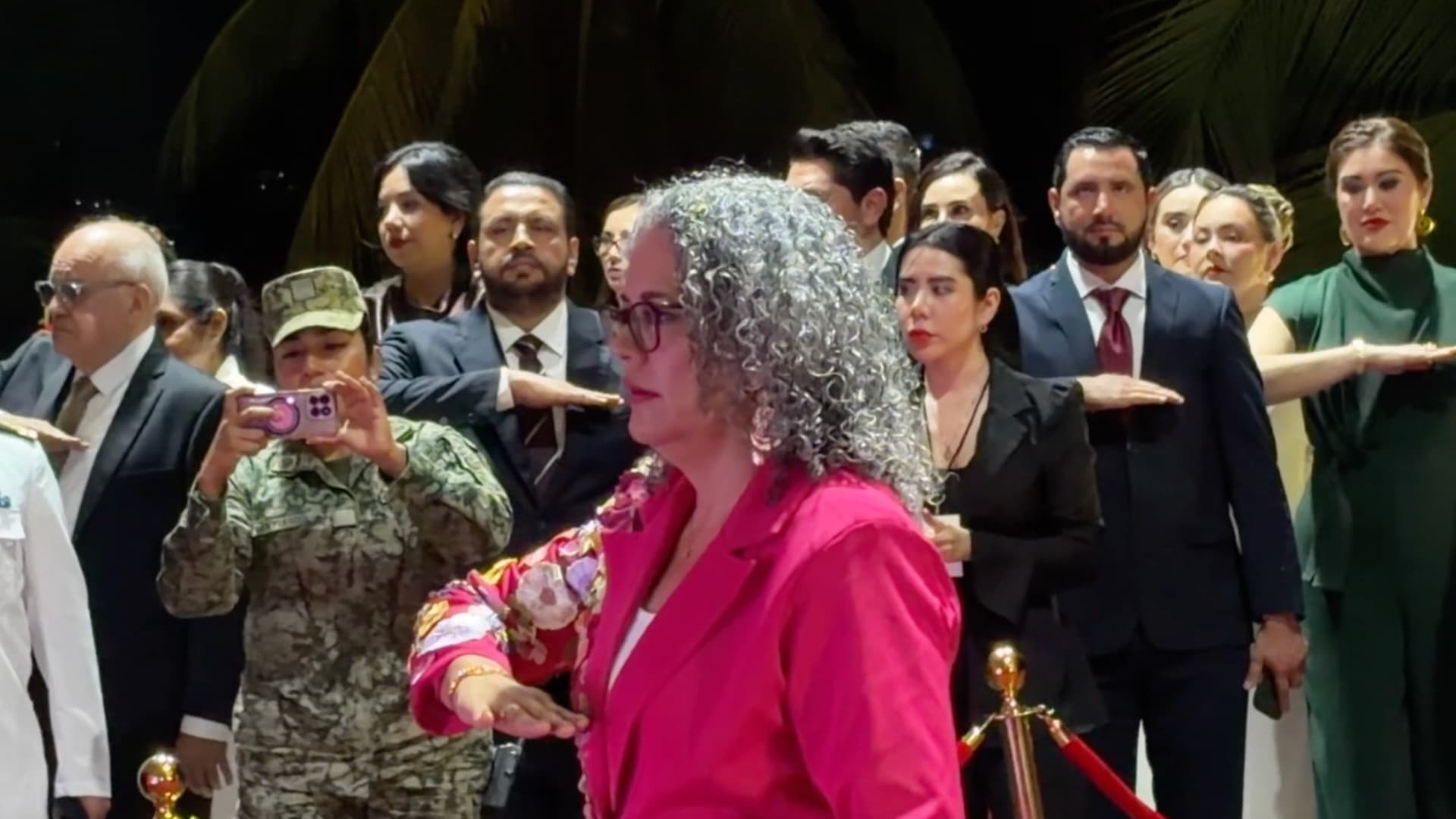 Gobernadora interina de Sinaloa, Graciela Domínguez Nava, antes de recibir la bandera de México.