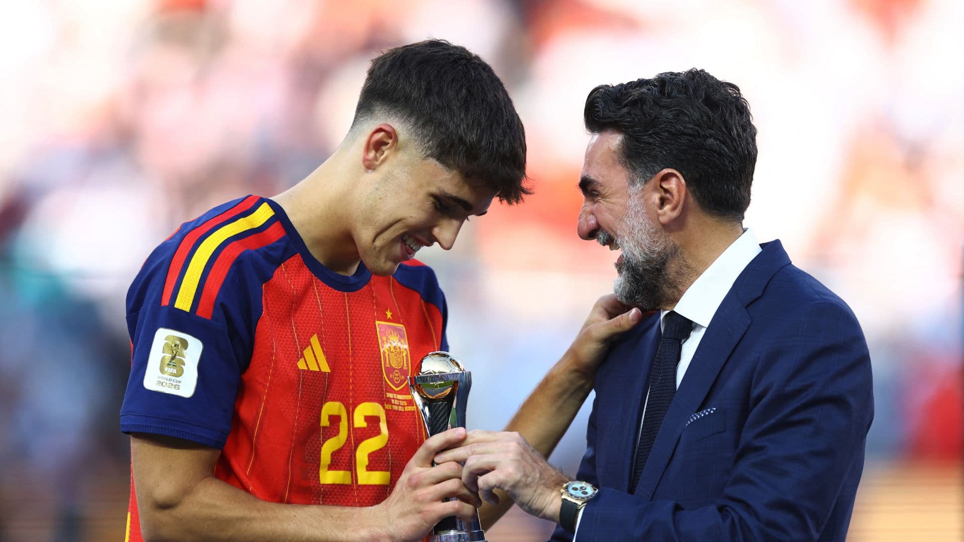 Pau Cubarsí recibiendo el premio al mejor jugador joven del Mundial 2026