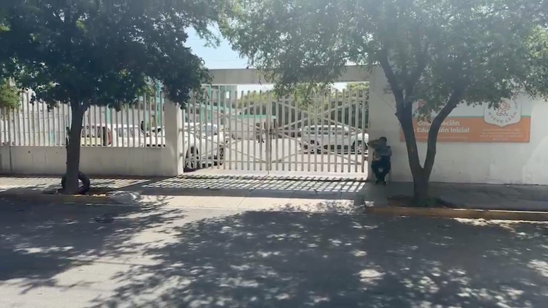 Golpean a guardia de seguridad en plantel educativo en Monterrey