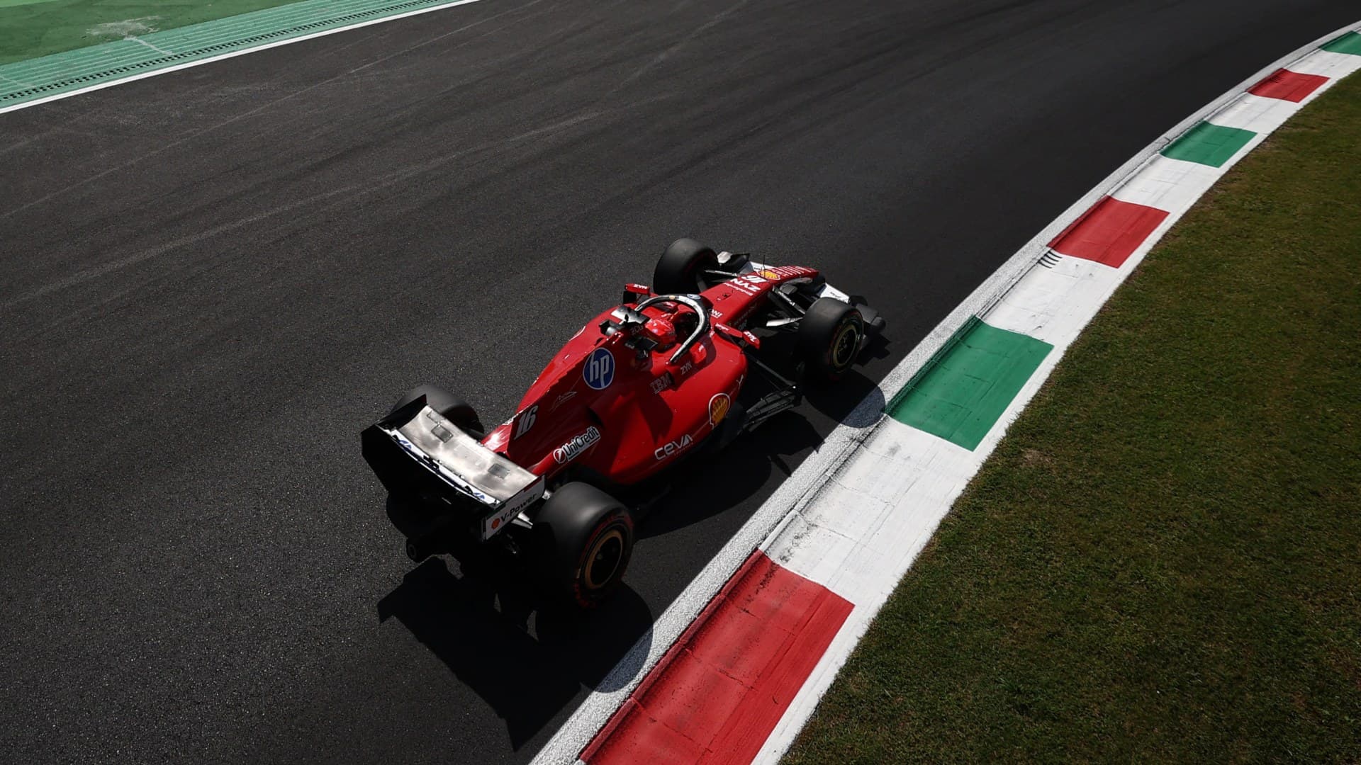 Charles Leclerc conduce su Ferrari durante el Gran Premio de Italia 2026.