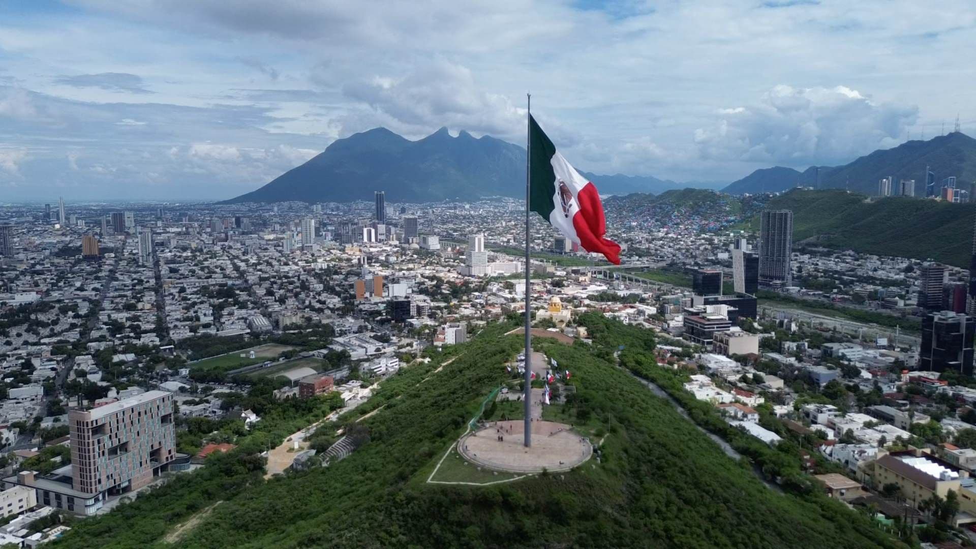 Bandera de México en el Obispado en Monterrey