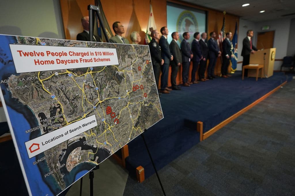 El fiscal federal Adam Gordon anuncia cargos contra una docena de personas por cobrar fraudulentamente pagos para el cuidado de niños, durante una conferencia de prensa celebrada el martes 15 de septiembre de 2026 en San Diego. (Foto AP/Gregory Bull)