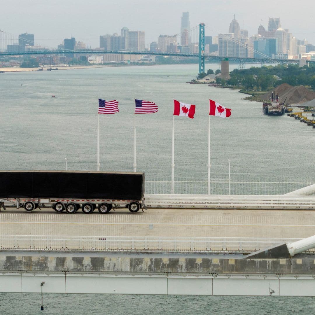 Un vehículo de carga cruza el puente que conecta a Canadá con EUA