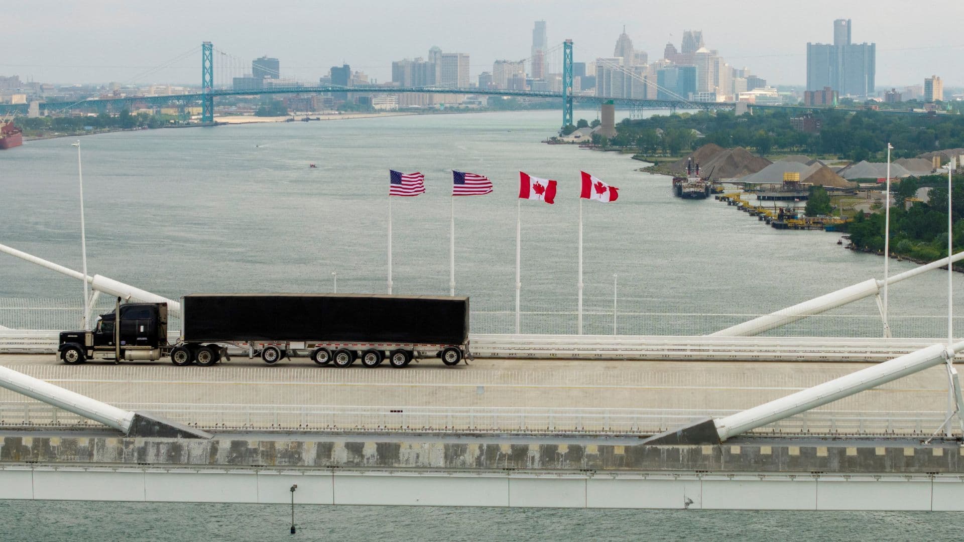 Un vehículo de carga cruza el puente que conecta a Canadá con EUA