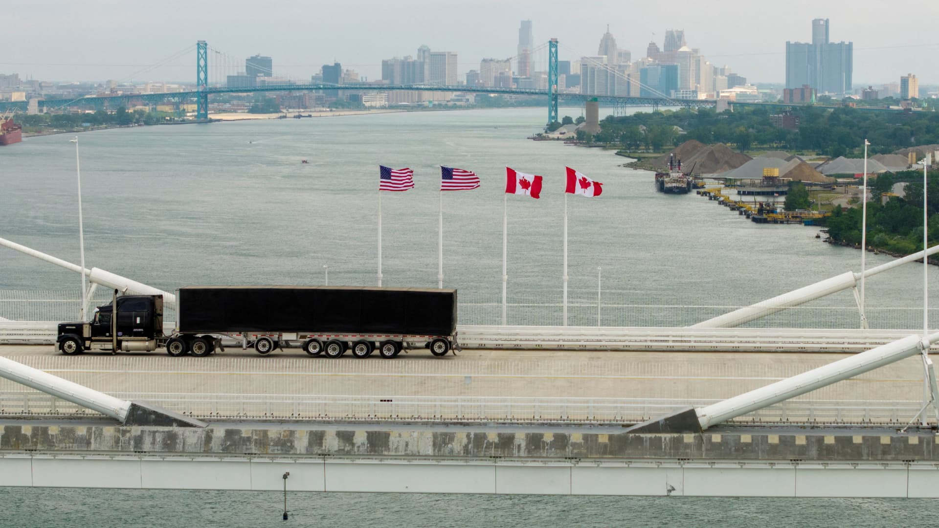 Un vehículo de carga cruza el puente que conecta a Canadá con EUA