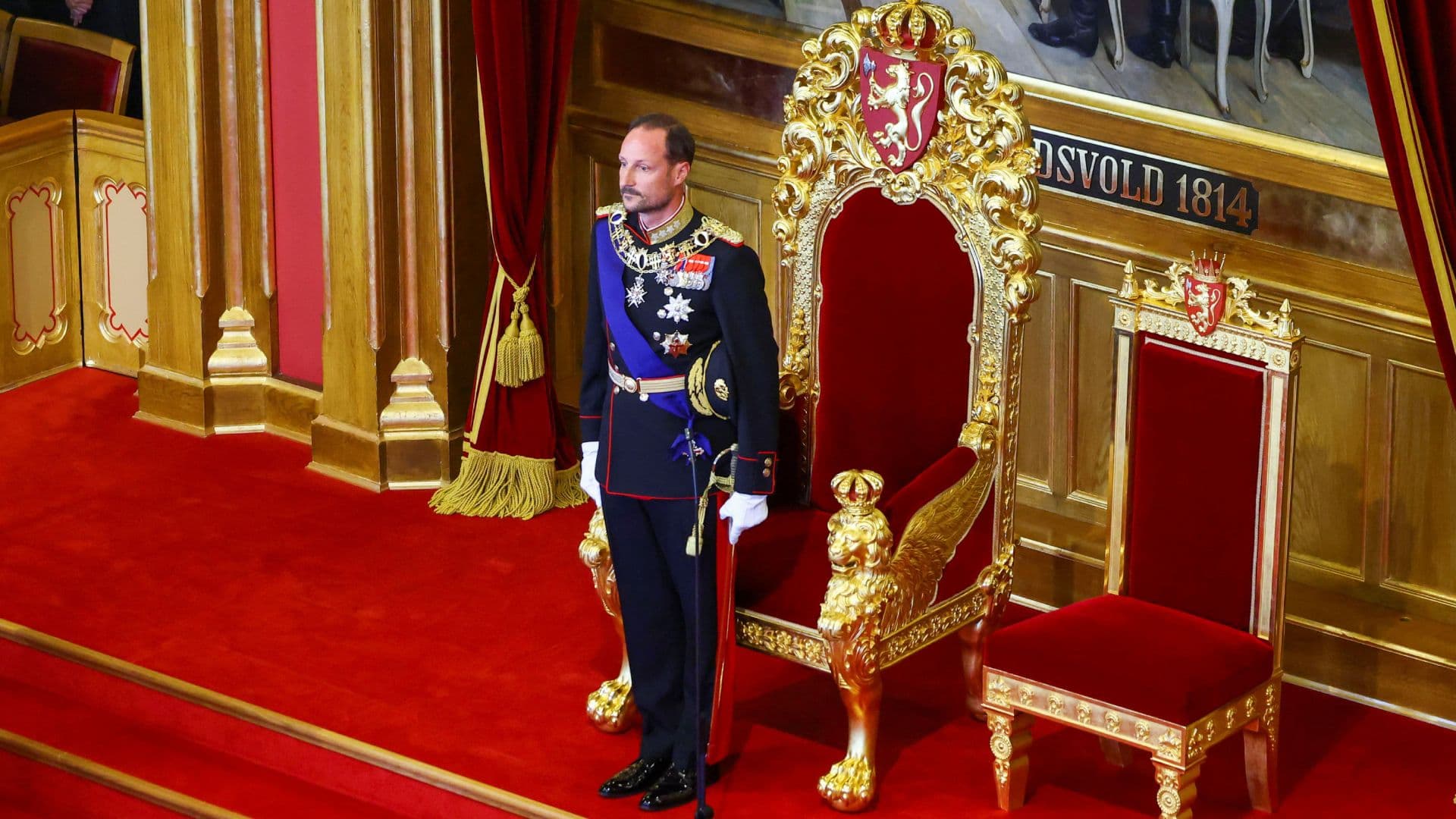 Rey Haakon VIII jura ante el Parlamento noruego