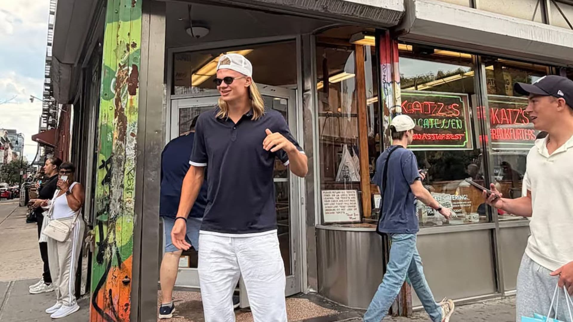 "Ayuda a Disimular el Pelo": Haaland 'El Hombre Gol' Pasa Desapercibido en Paseo en NY