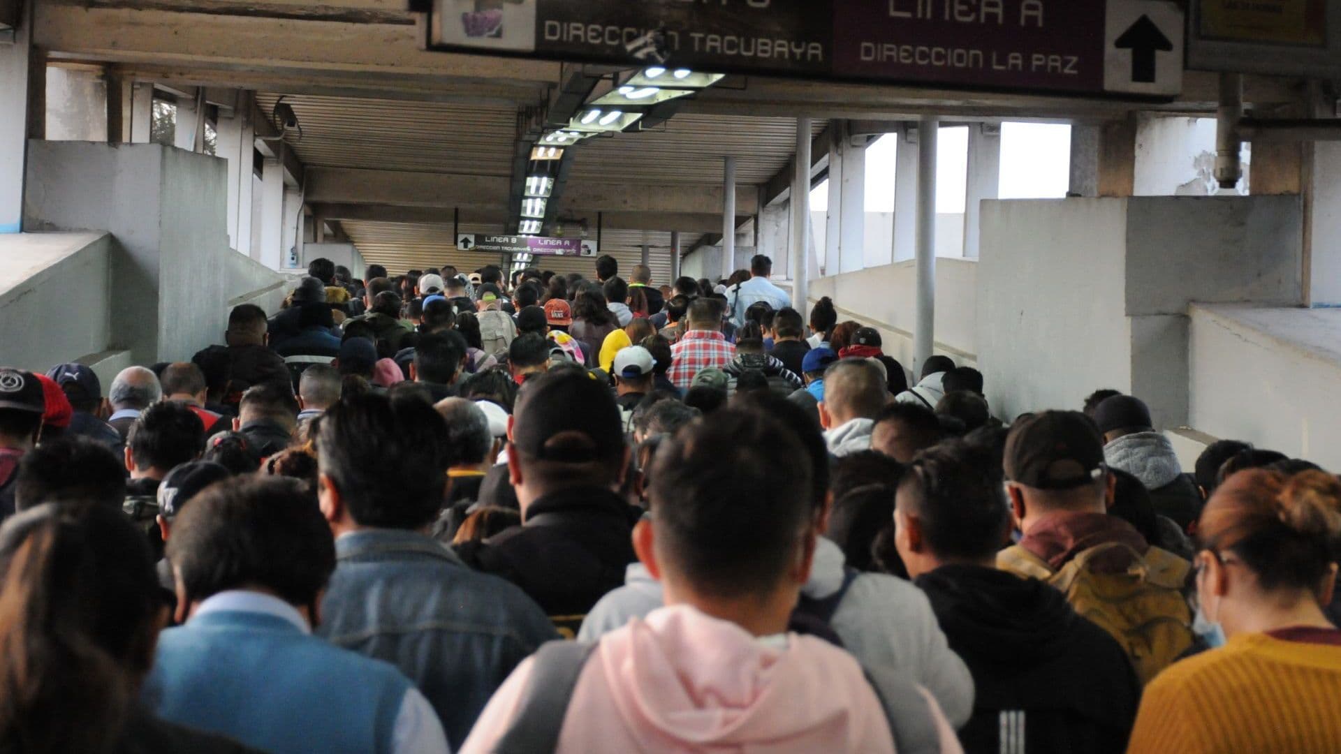 Decenas de personas usan el Metro de la CDMX
