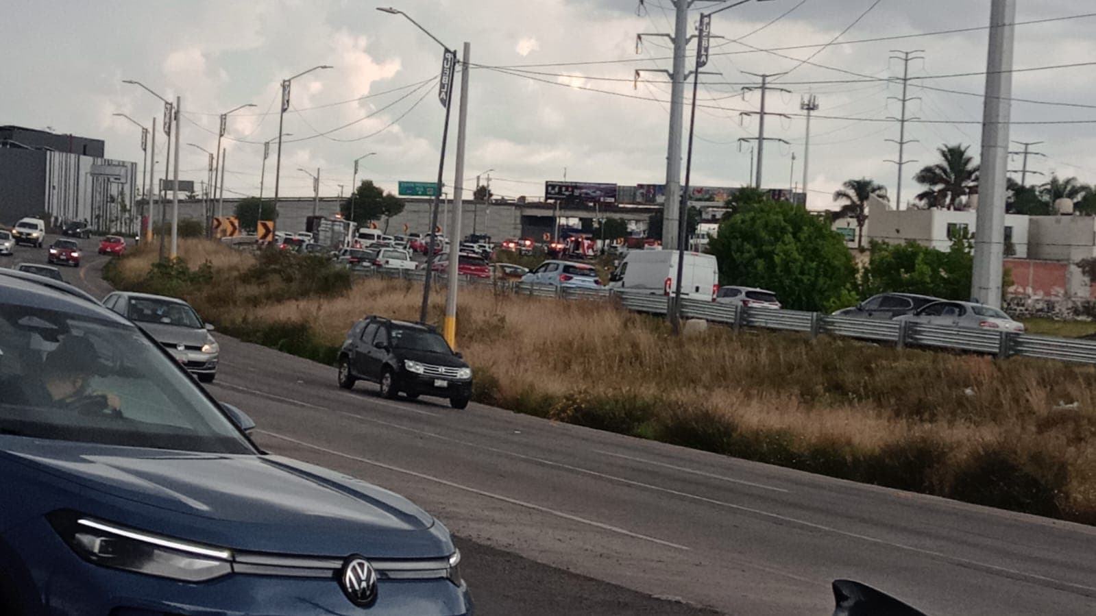 Una mujer fue atendida por Cruz Roja luego de bajarse de su vehículo.