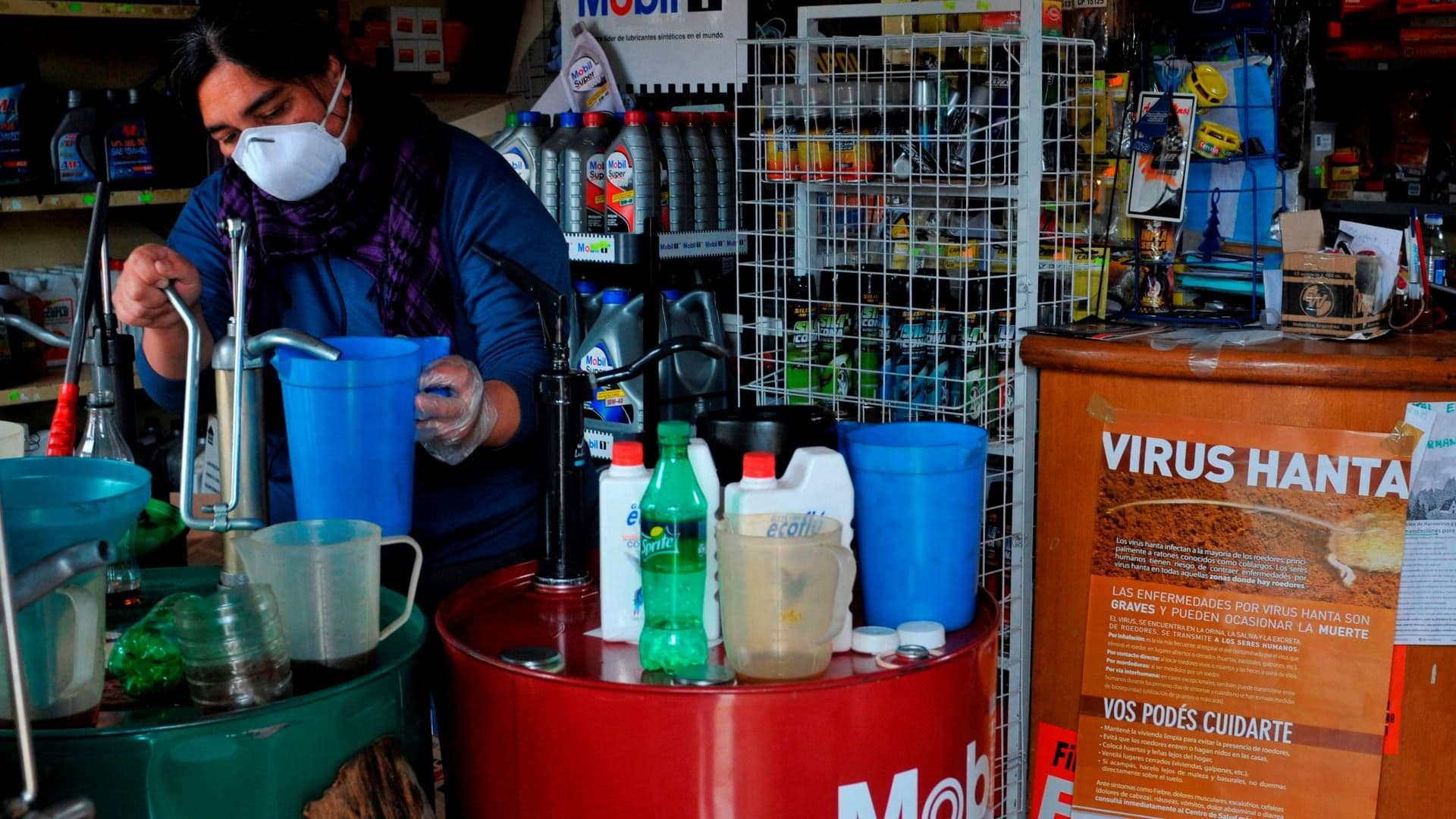 Una mujer trabaja en su tienda en Argentina luego de un brote de hantavirus, en enero 2019.