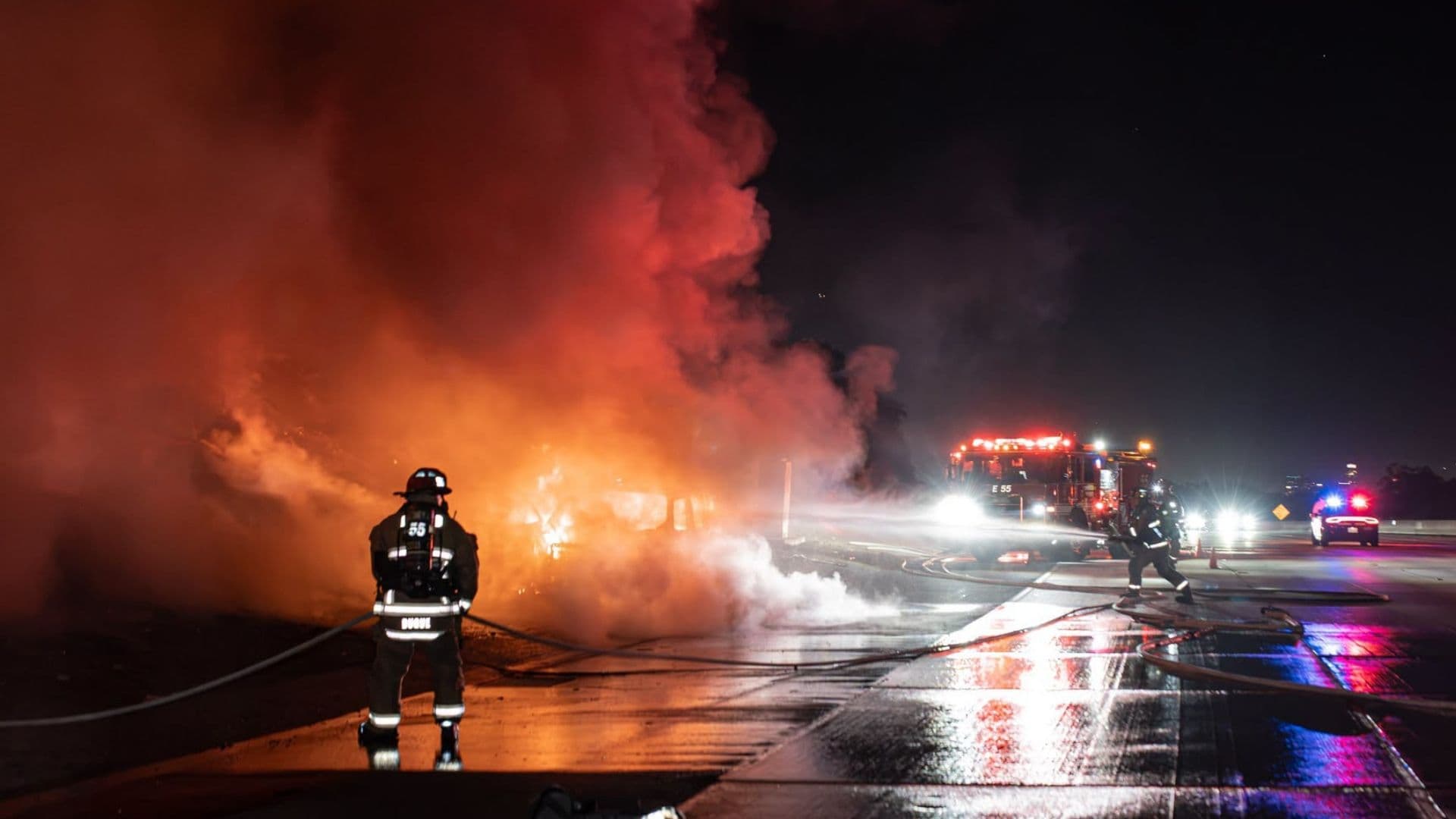 Bomberos trabajan para extinguir el fuego luego de que un helicoptero se estrelló en California.
