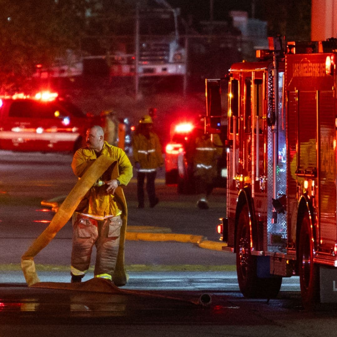 Bomberos laboran en la zona donde un helicóptero de la cadena NBC cayó, en Los Ángeles