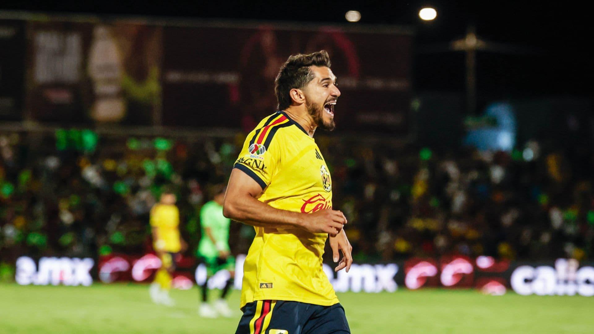 Henry Martín celebra uno de sus dos goles ante Juárez