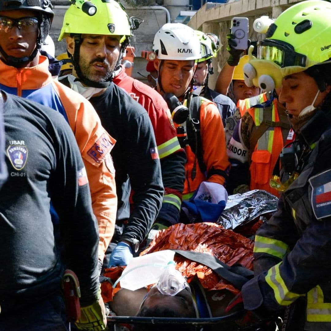 Equipos de rescate transportan a Hernán, quien quedó atrapado durante más de una semana después de los terremotos en Venezuela. Foto: Reuters