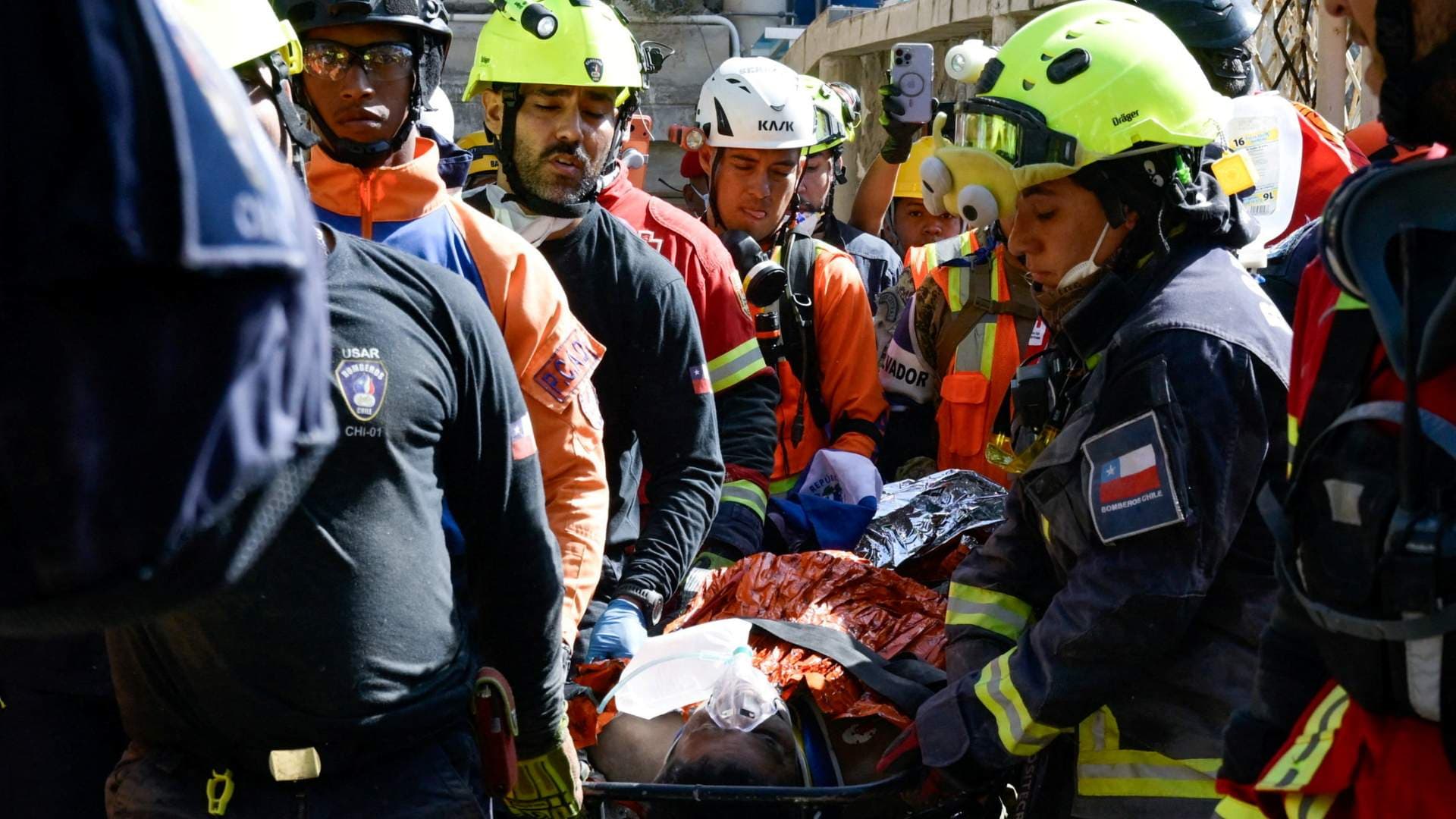 Equipos de rescate transportan a Hernán, quien quedó atrapado durante más de una semana después de los terremotos en Venezuela. Foto: Reuters