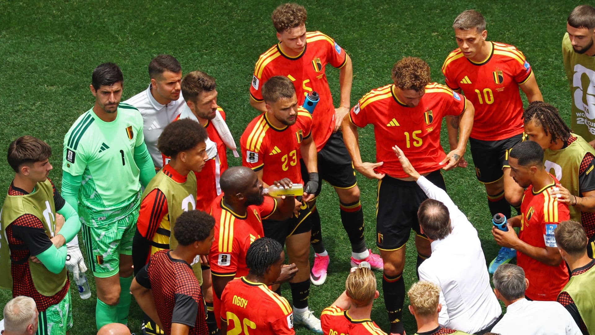 Los jugadores de la Selección de Bélgica reciben instrucciones durante la pausa de hidratación