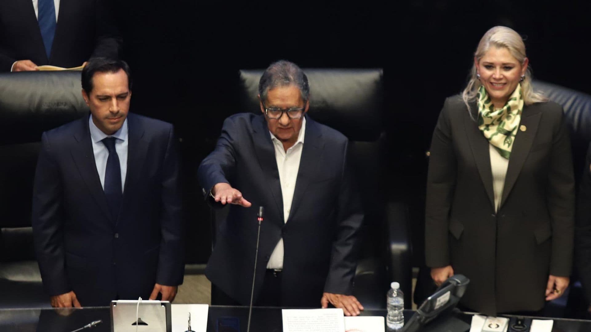 Higinio Martínez rinde protesta en el Senado