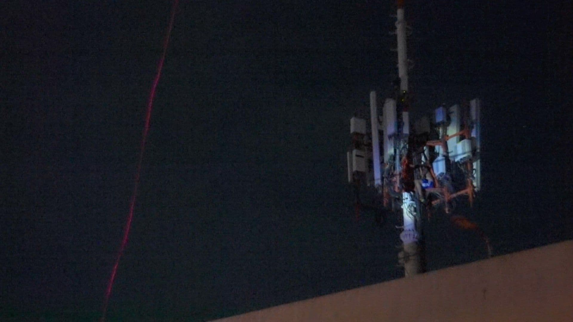 Hombre atrapado en antena de telefonía en Monterrey