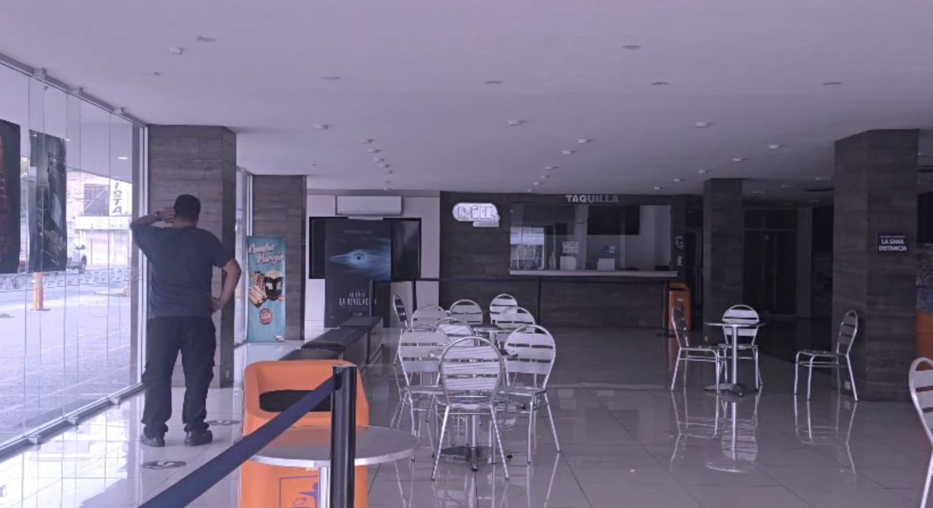 Hombre encerrado en cine