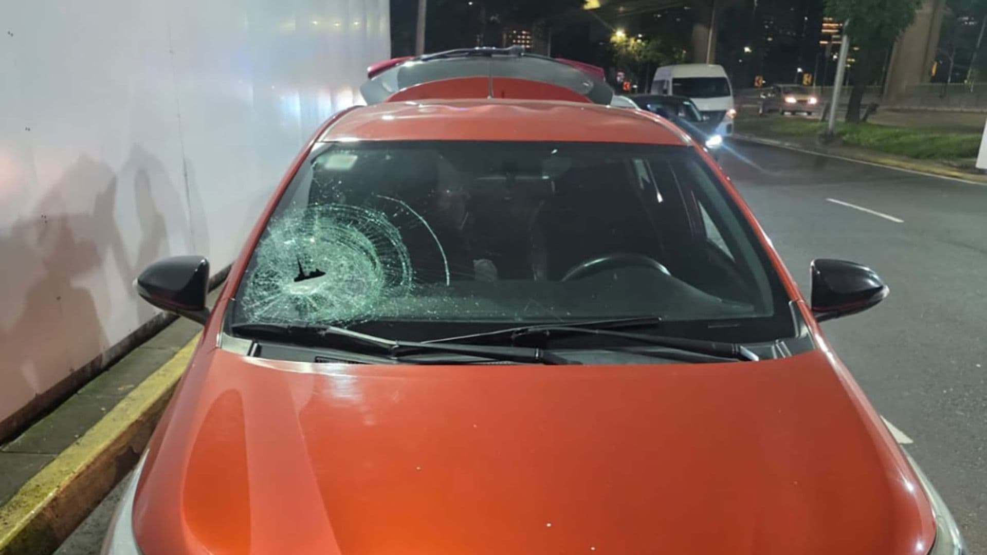 Auto dañado por piedras lanzadas desde puente en Reforma