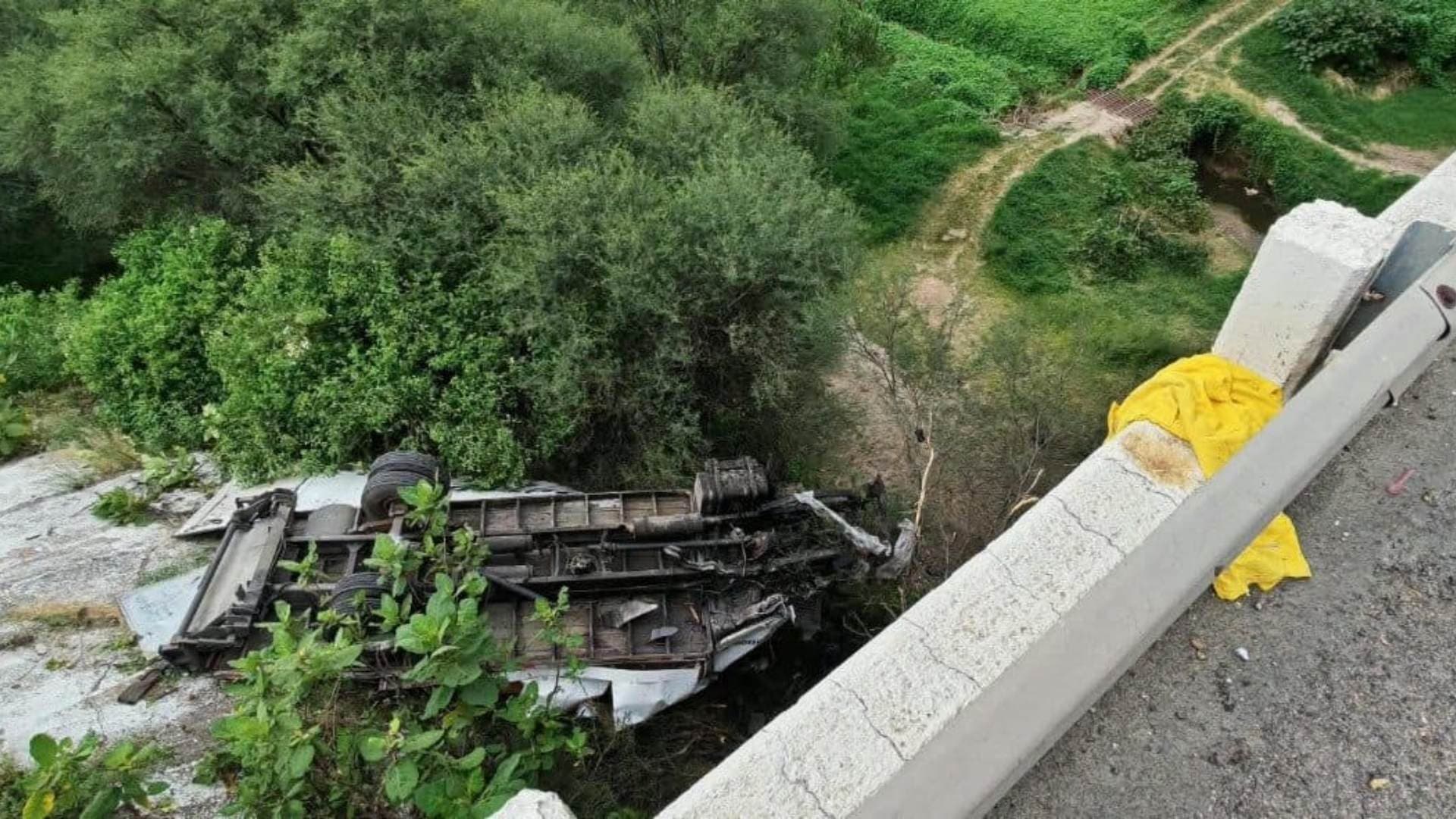Hombre muere tras caer en barranco.