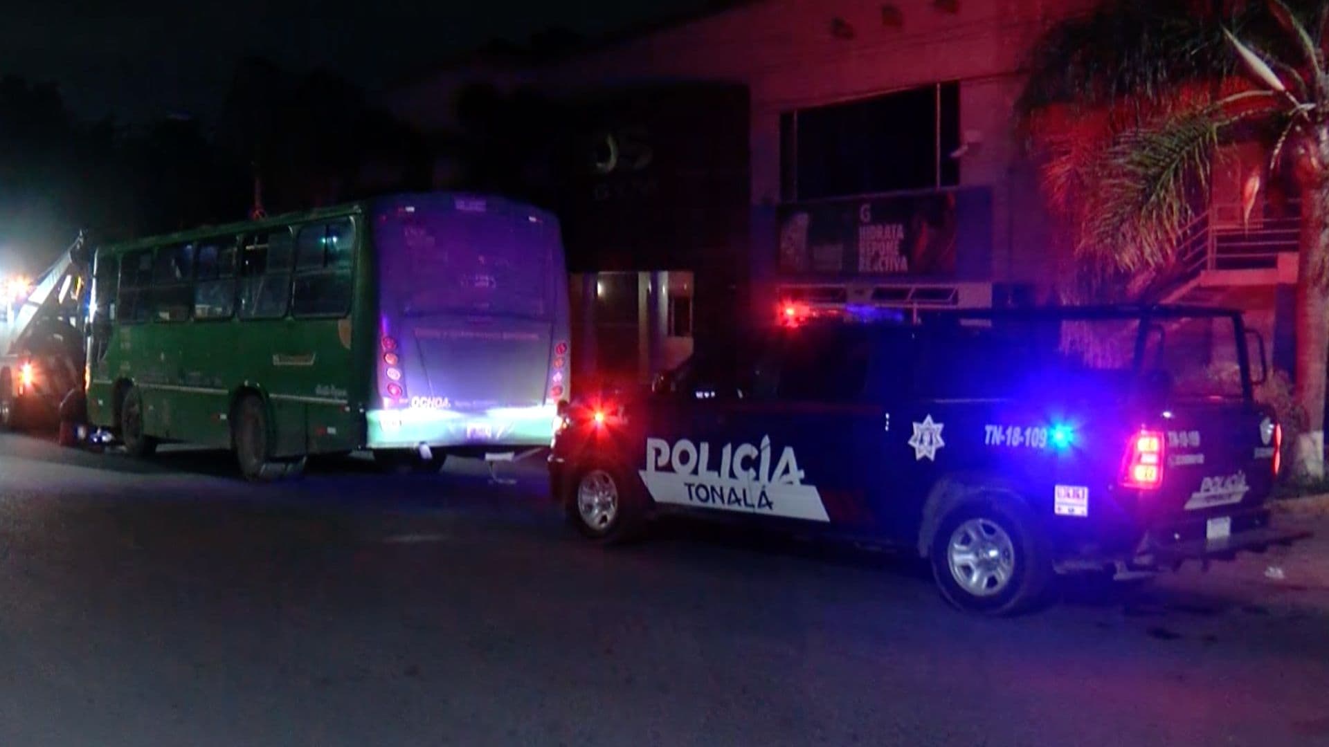 Hombre Salva a sus Hijos de Morir al Caer del Camión.