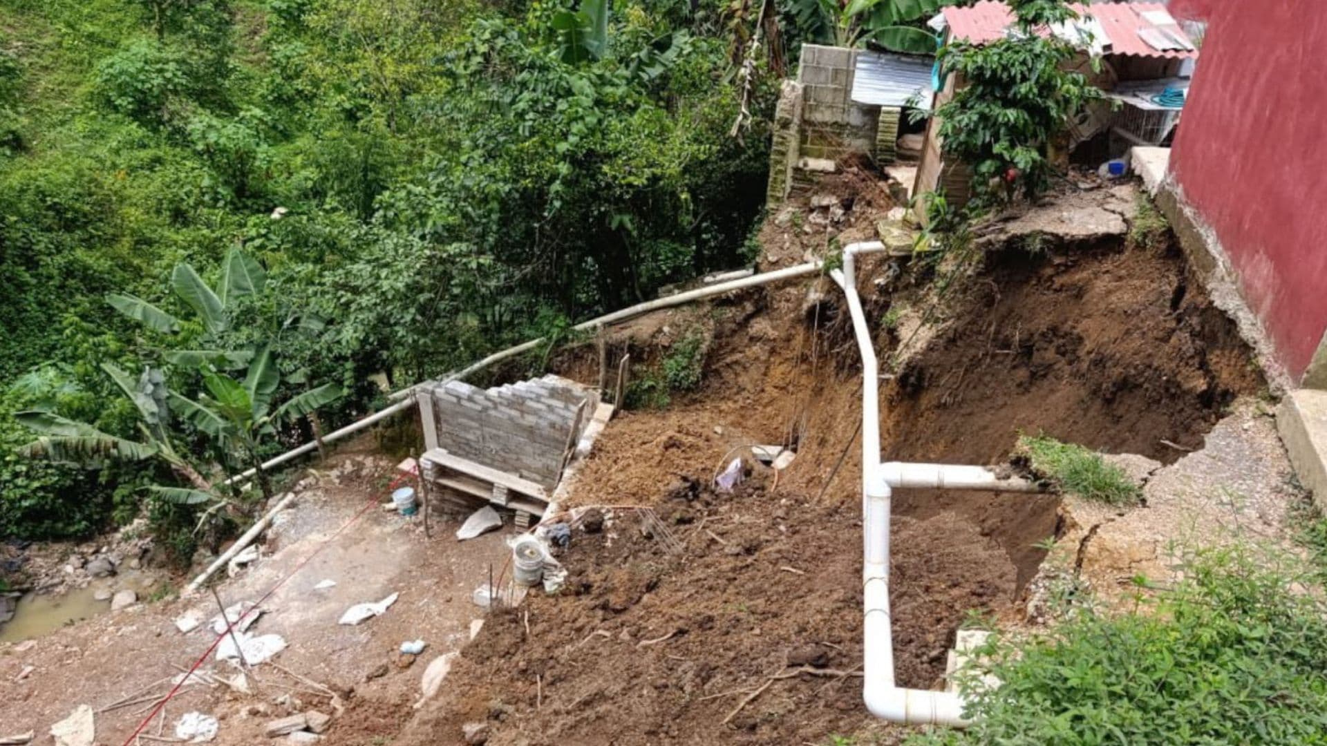 Hombre Rescatado Sepultado Deslizamiento Ladera Tierra Xicotepec Sierra Norte Puebla